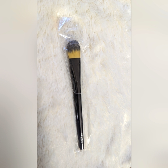 Motives Make Up Foundation Brush NEW - Picture 1 of 1
